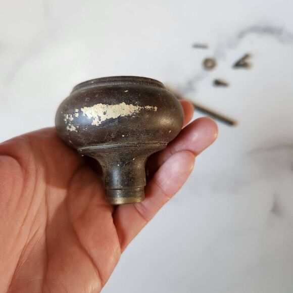 Antique dark metal bronze door knob round Victorian style - Picture 3 of 5